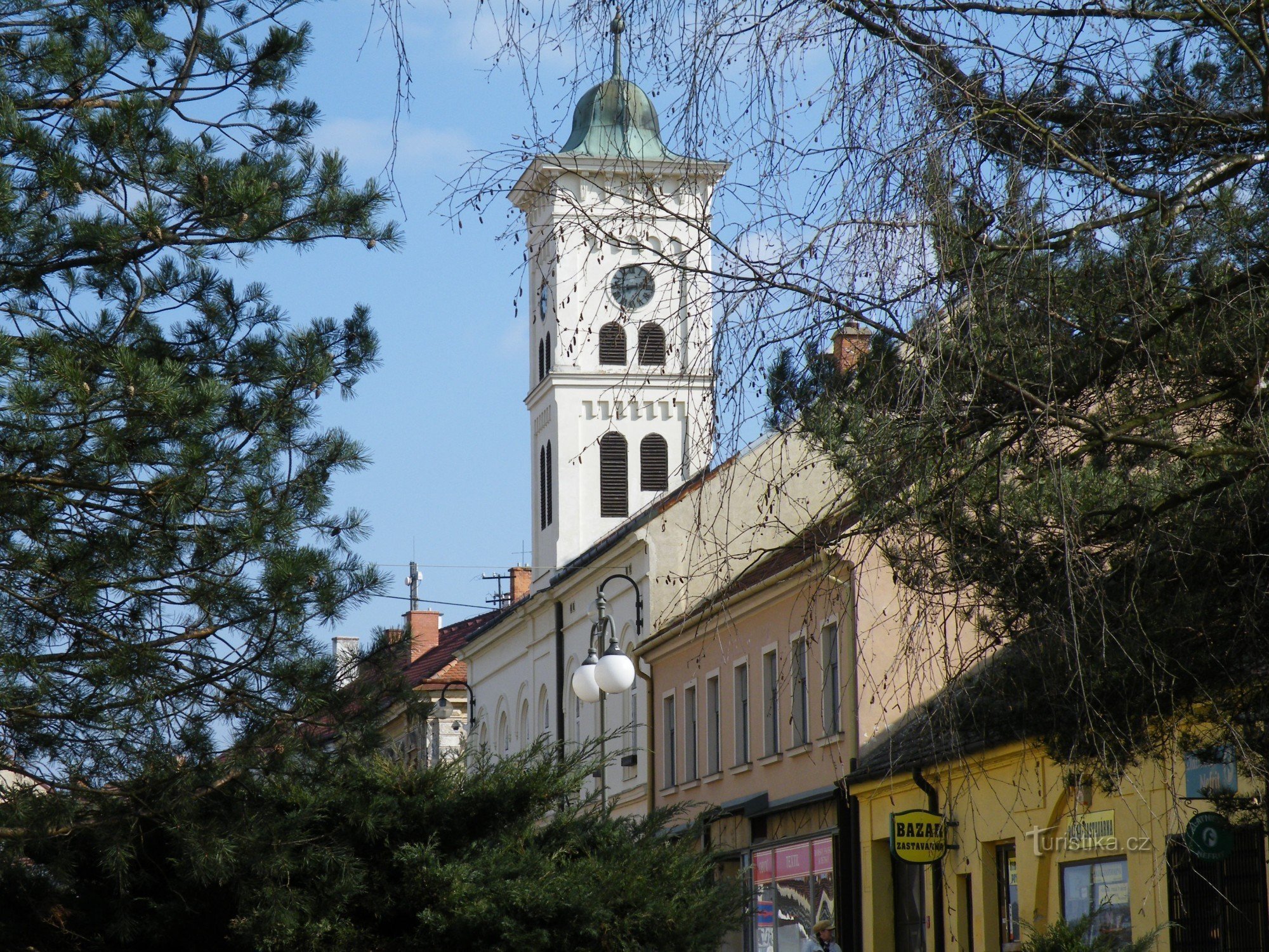 時計のある市庁舎の塔
