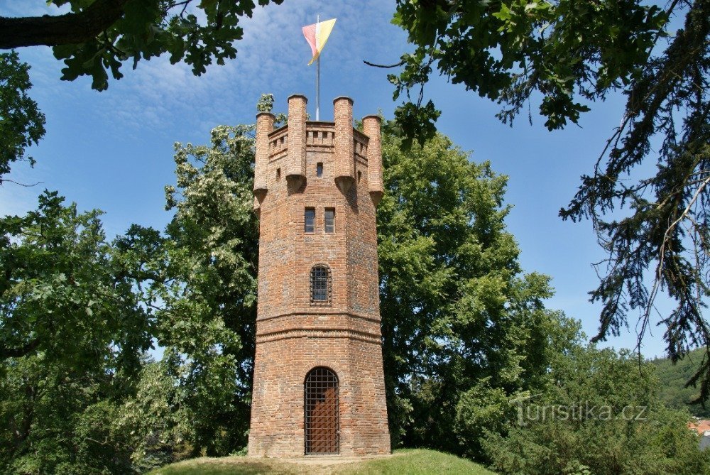 A torony a kastélyparkban