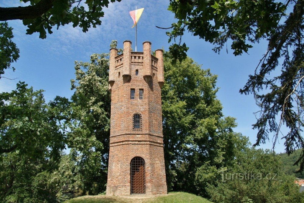 La tour dans le parc du château