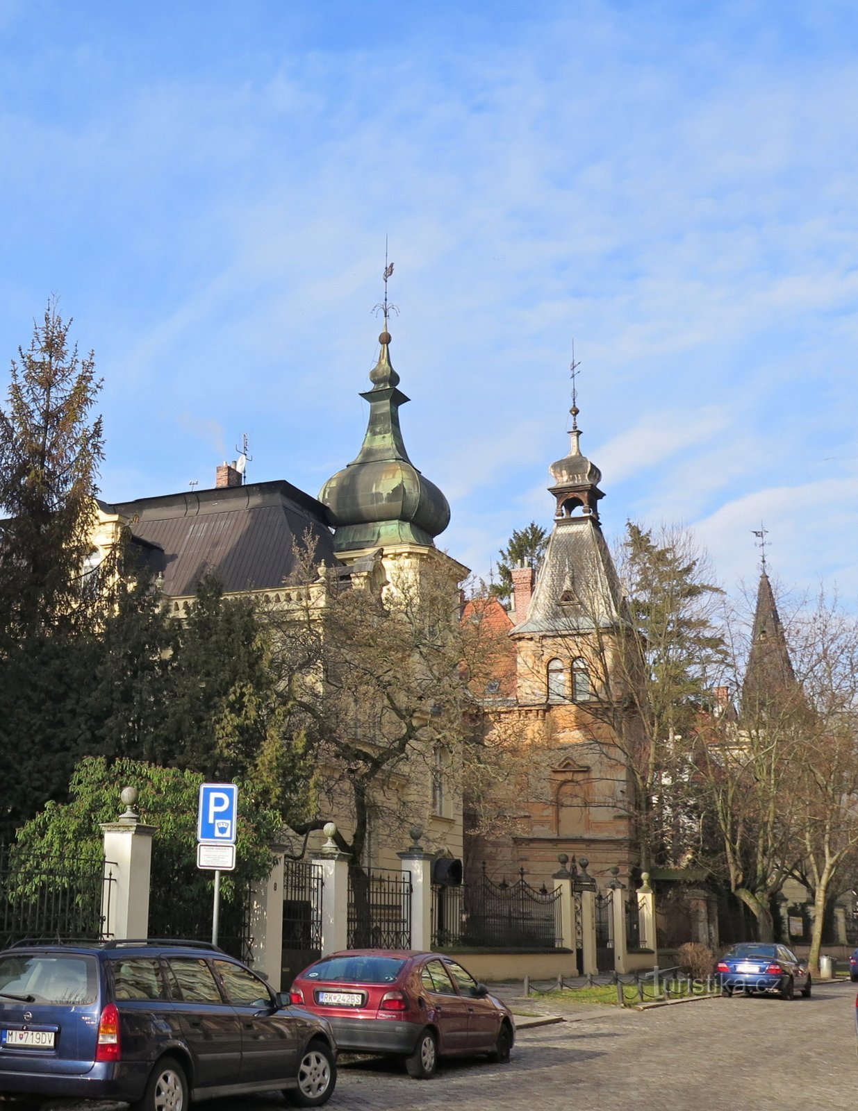 de torenvormige gevel van de villa's aan de Wienskástraat (de villa van Hans Passinger is de eerste van links)