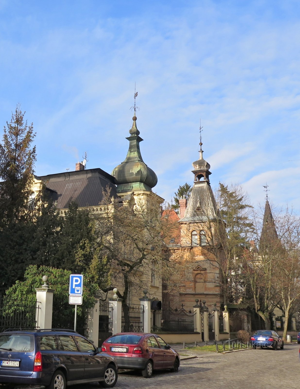 a fachada em forma de torre das vilas na rua Wienská (a vila de Hans Passinger é a primeira da esquerda)