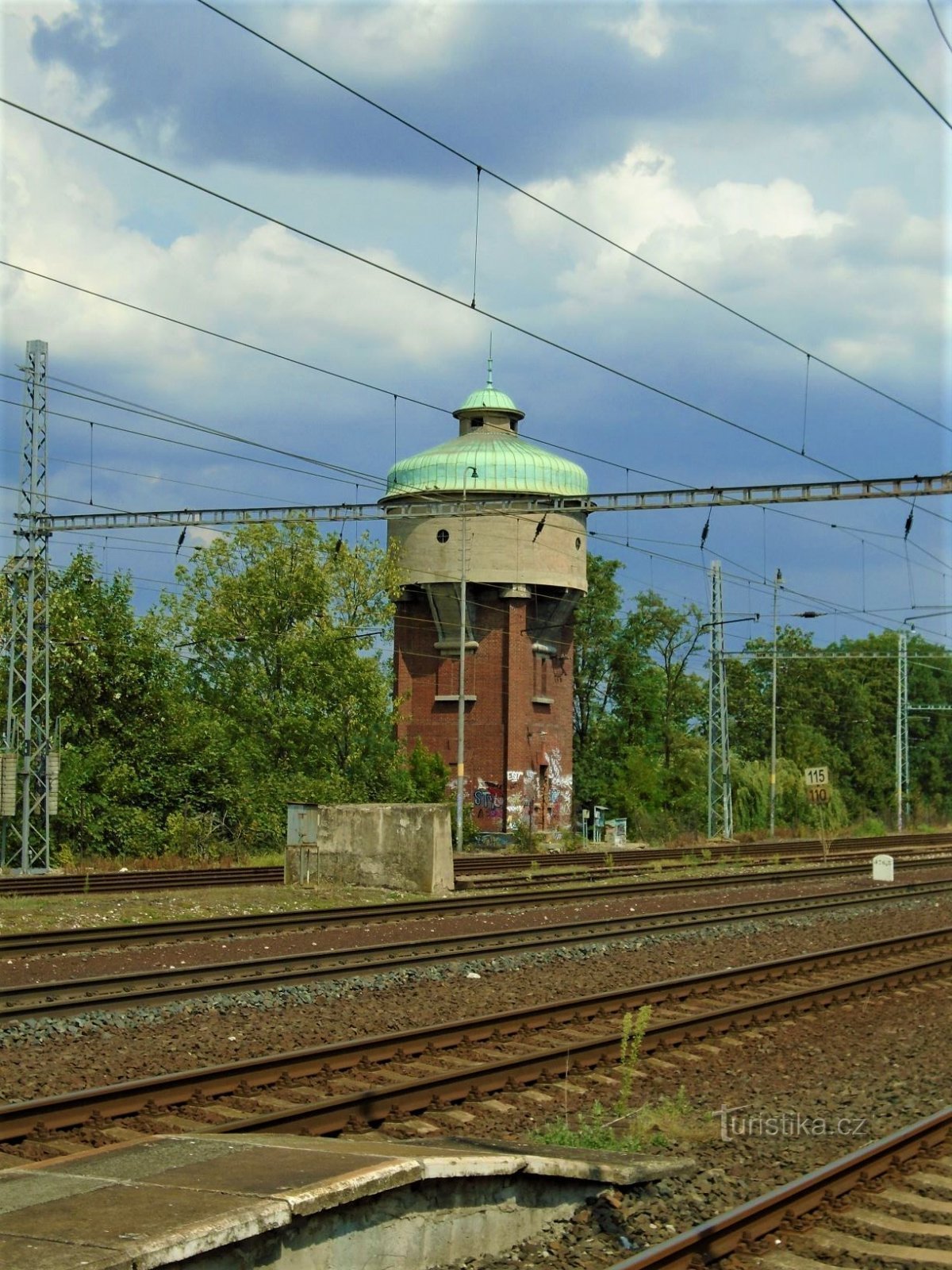 Tháp chứa nước từ năm 1927, do thợ xây Antonín Hádl và František Há xây dựng