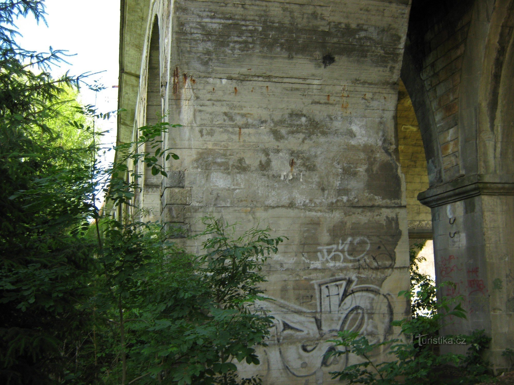 Viadukt - majestät förstört av sprutor