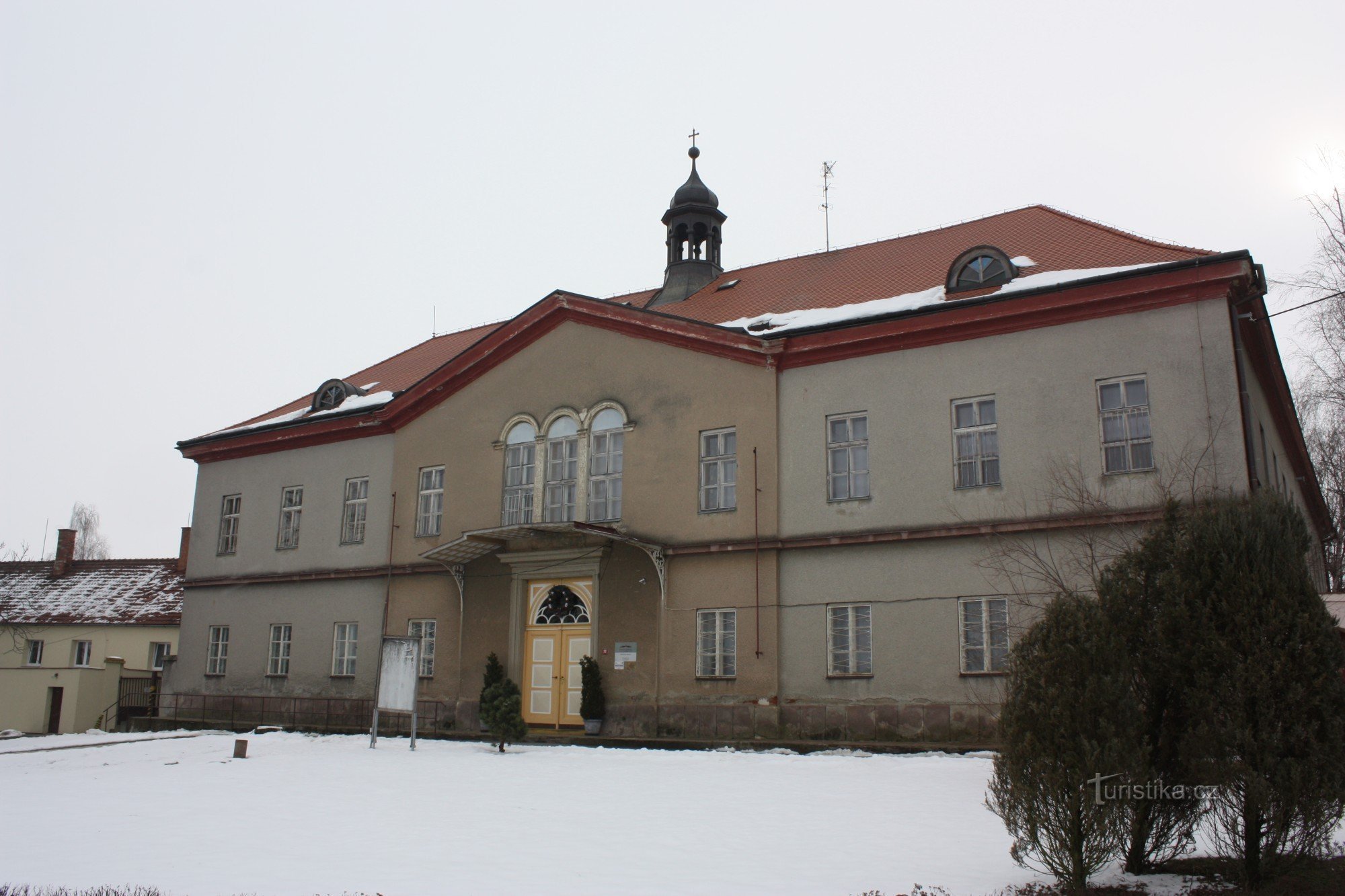 Castillo de Víceměřice, Casa cerca del estanque