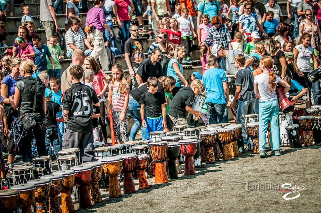 Un week-end record au parc Mirakulum s'applique aux multiples, aux parents kangourous et aux batteurs