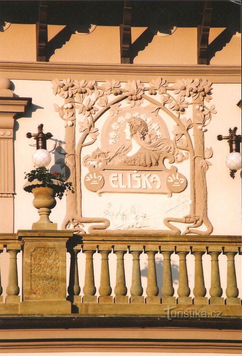 Villa Eliška - yksityiskohta stukkokoristeesta