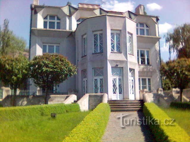 villa avec jardin, rue Libušina 3, photographiée depuis le quai de Rašín