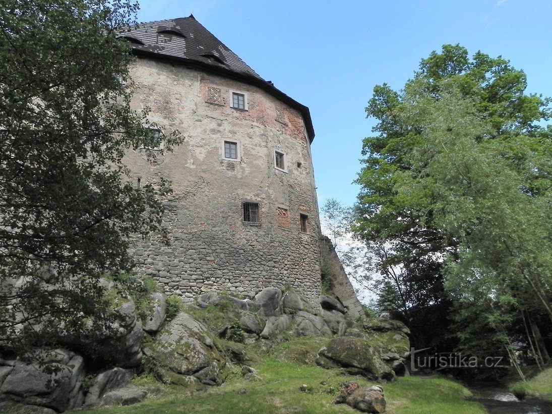 Vildštejn, utsikt över slottet från bäcken