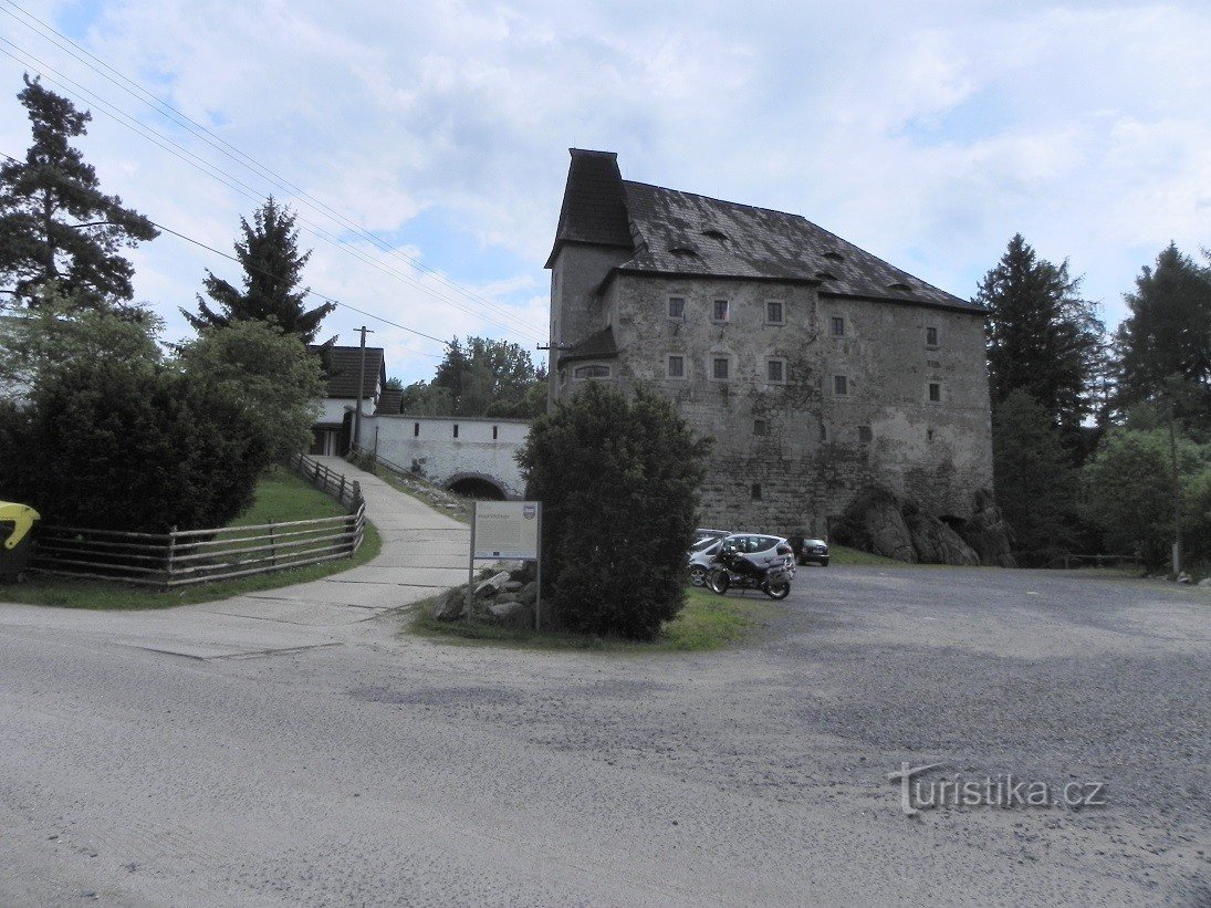 Vildštejn, nhìn ra lâu đài từ bãi đậu xe