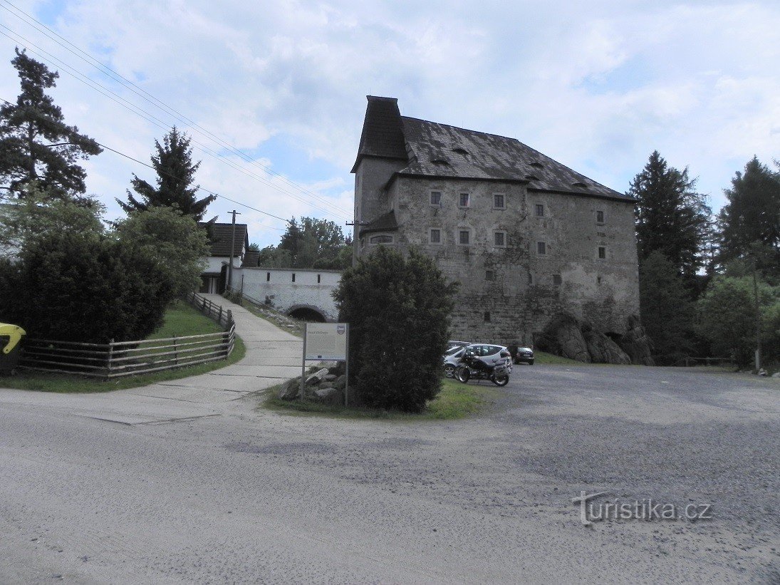 Vildštejn、駐車場からの城の眺め