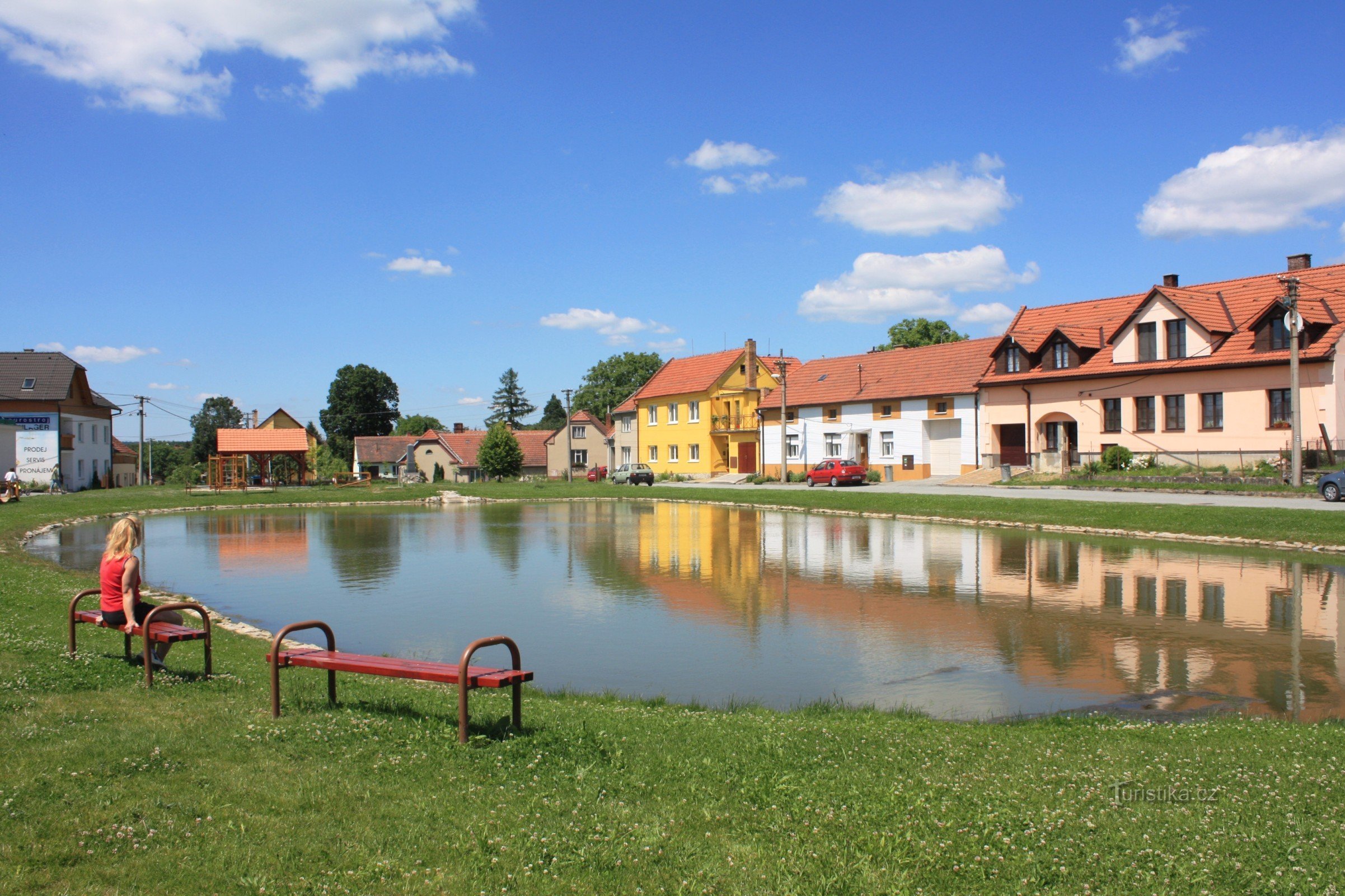 Vilémovická náves s rybníkem