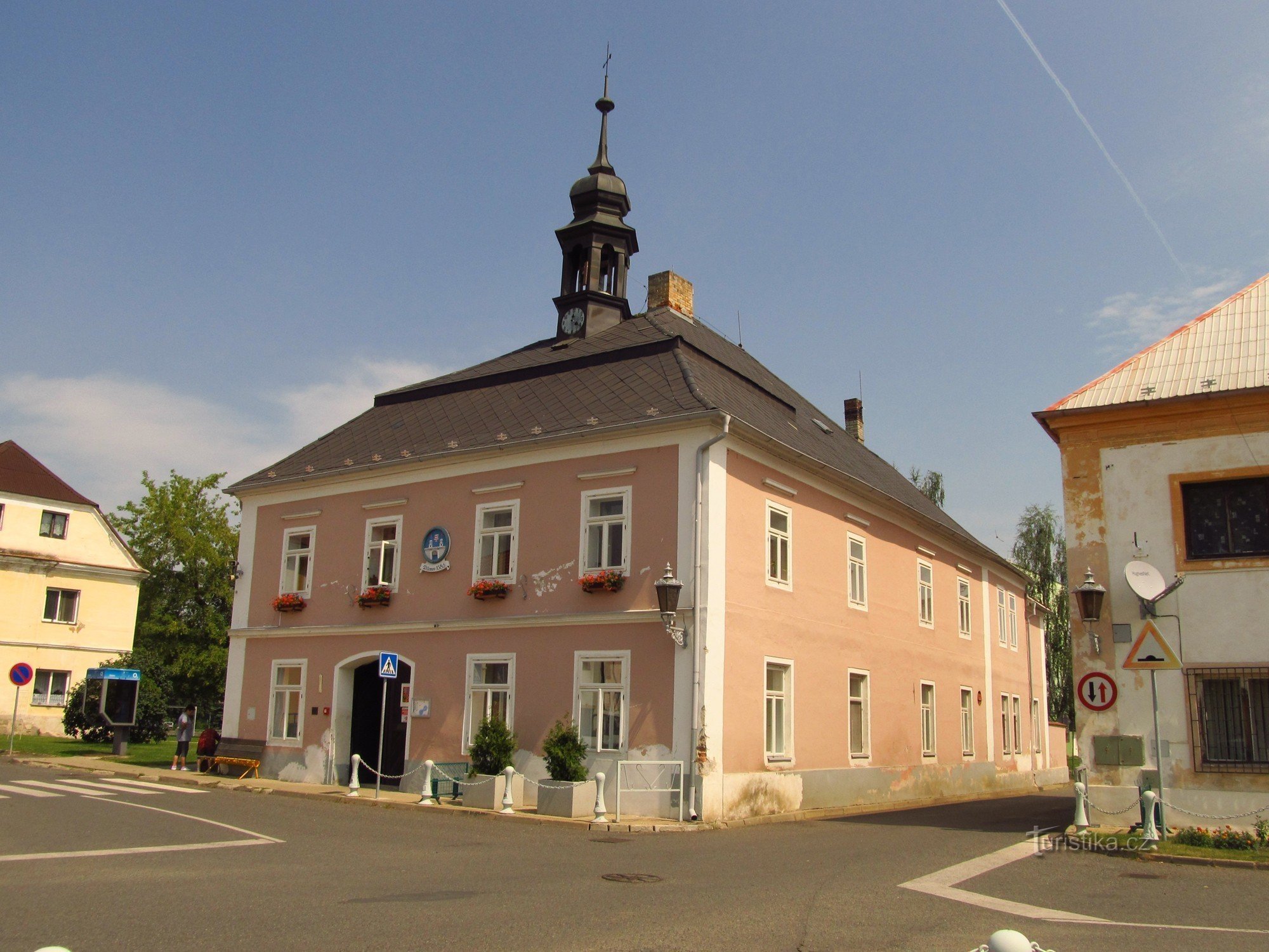 Ratusz w Vilémovie z końca XVIII wieku z wieżyczką i herbem na fasadzie