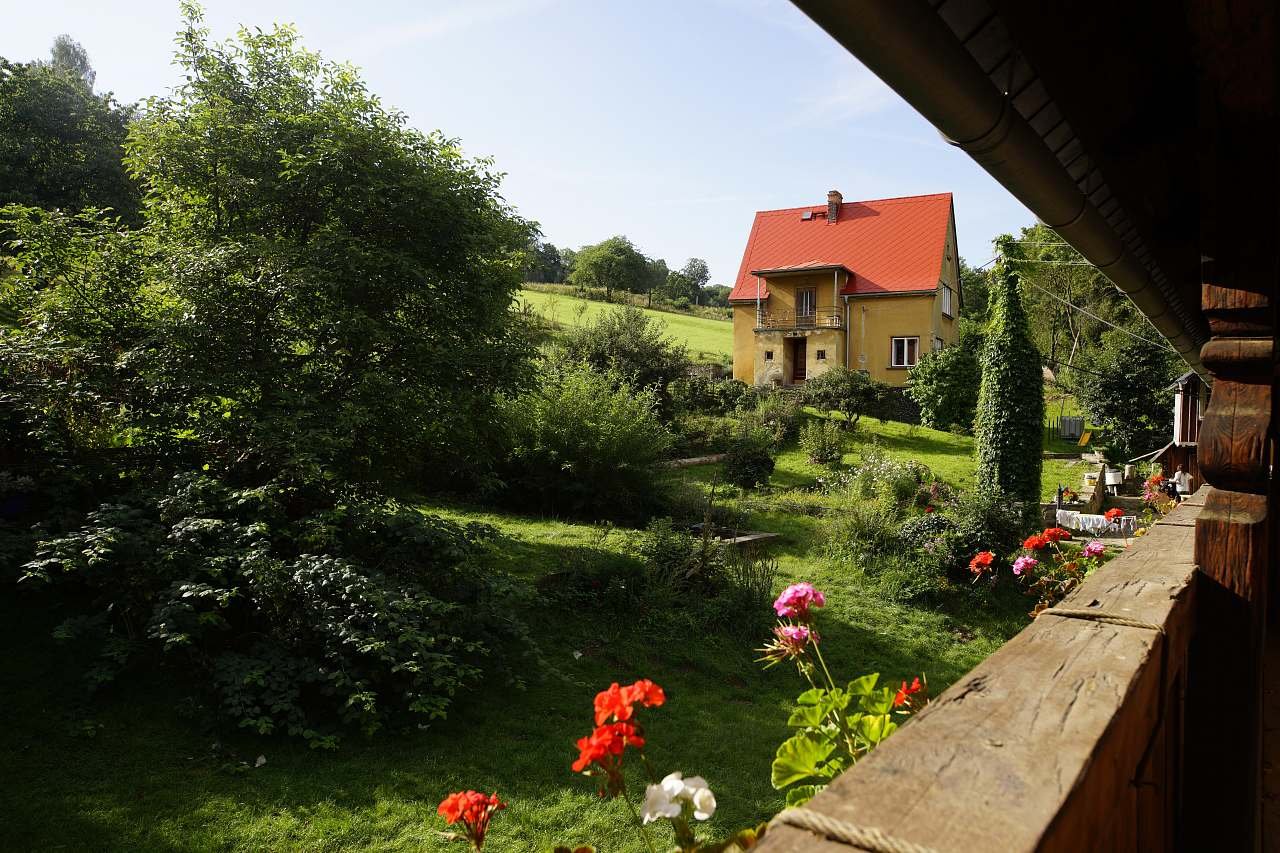 Villa onder Strážný Vrchem Merboltice als onderdeel van een historisch landgoed