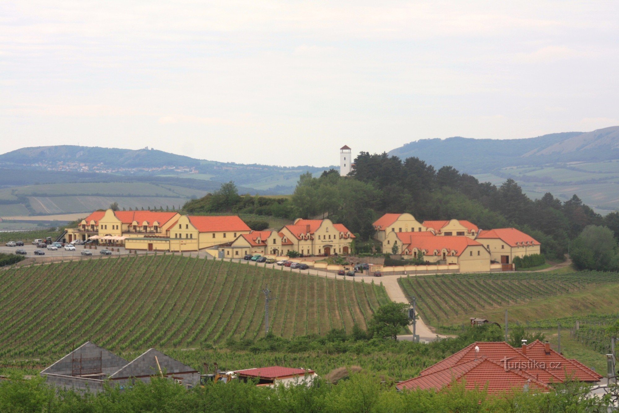 Wijnmakerij bij de kapel met uitzicht op Dalibor