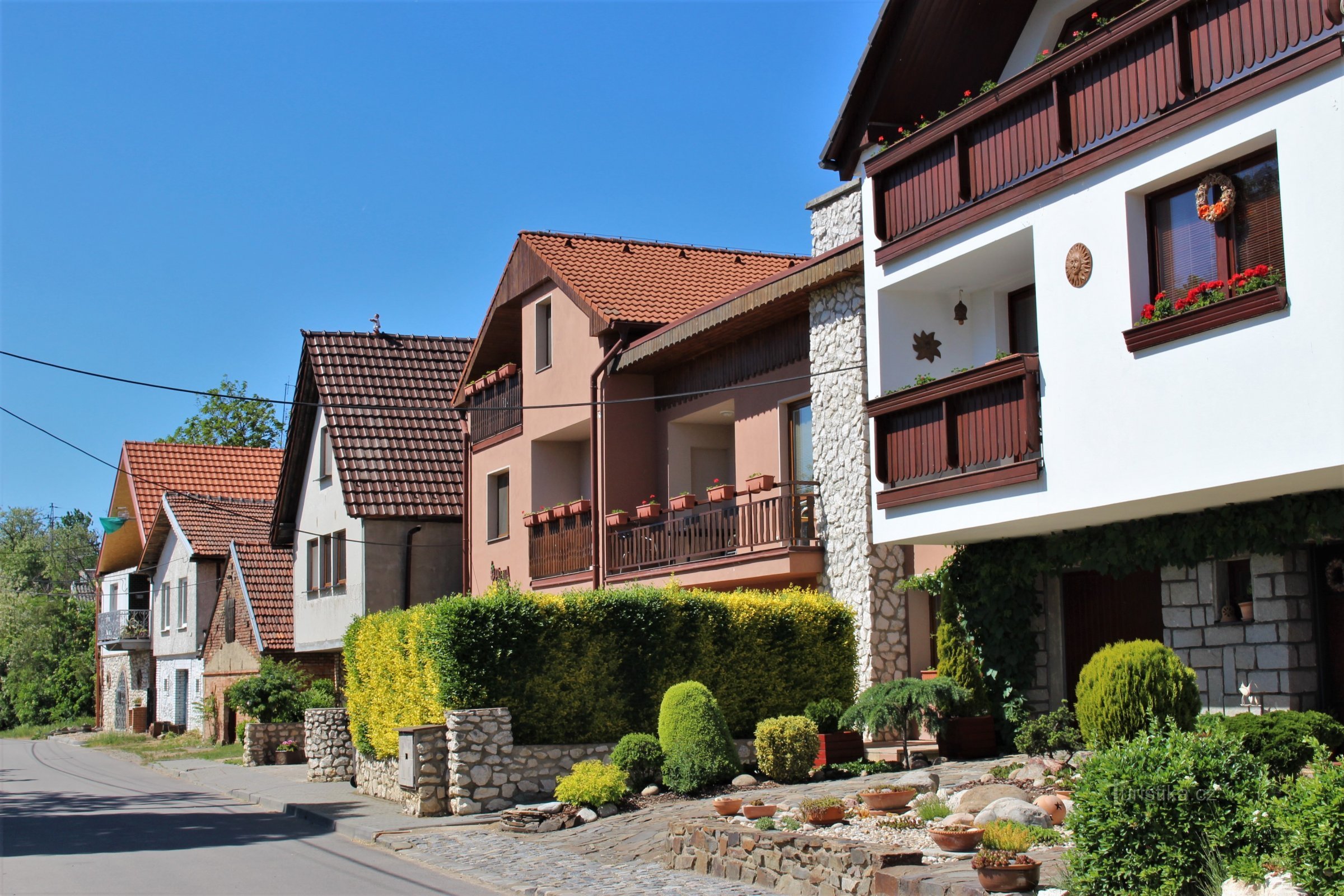 Weinkeller mit Pensionen in der Sklepní-Straße in Strachotín