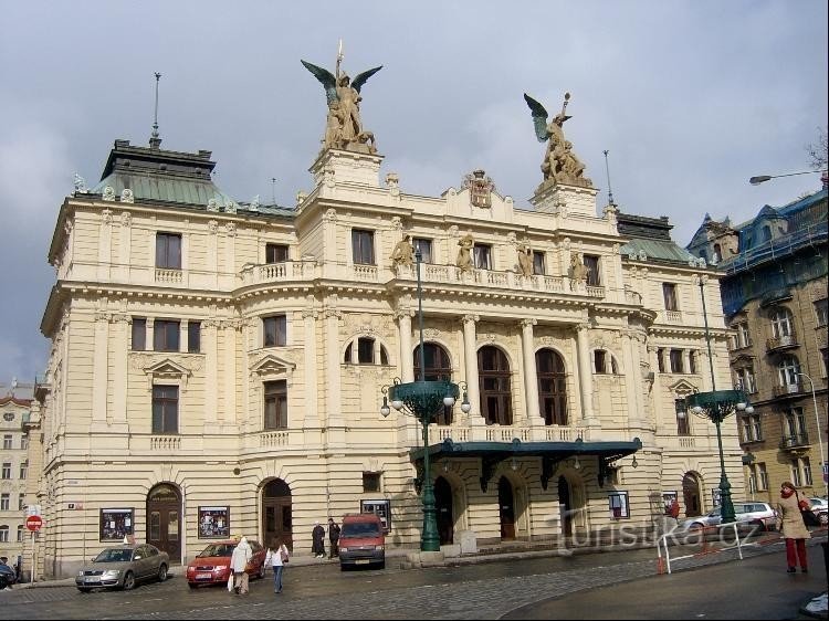 Vinohradské divadlo: Decorul sculptural de pe terasa de la etajul doi a fost creat de Bohumil