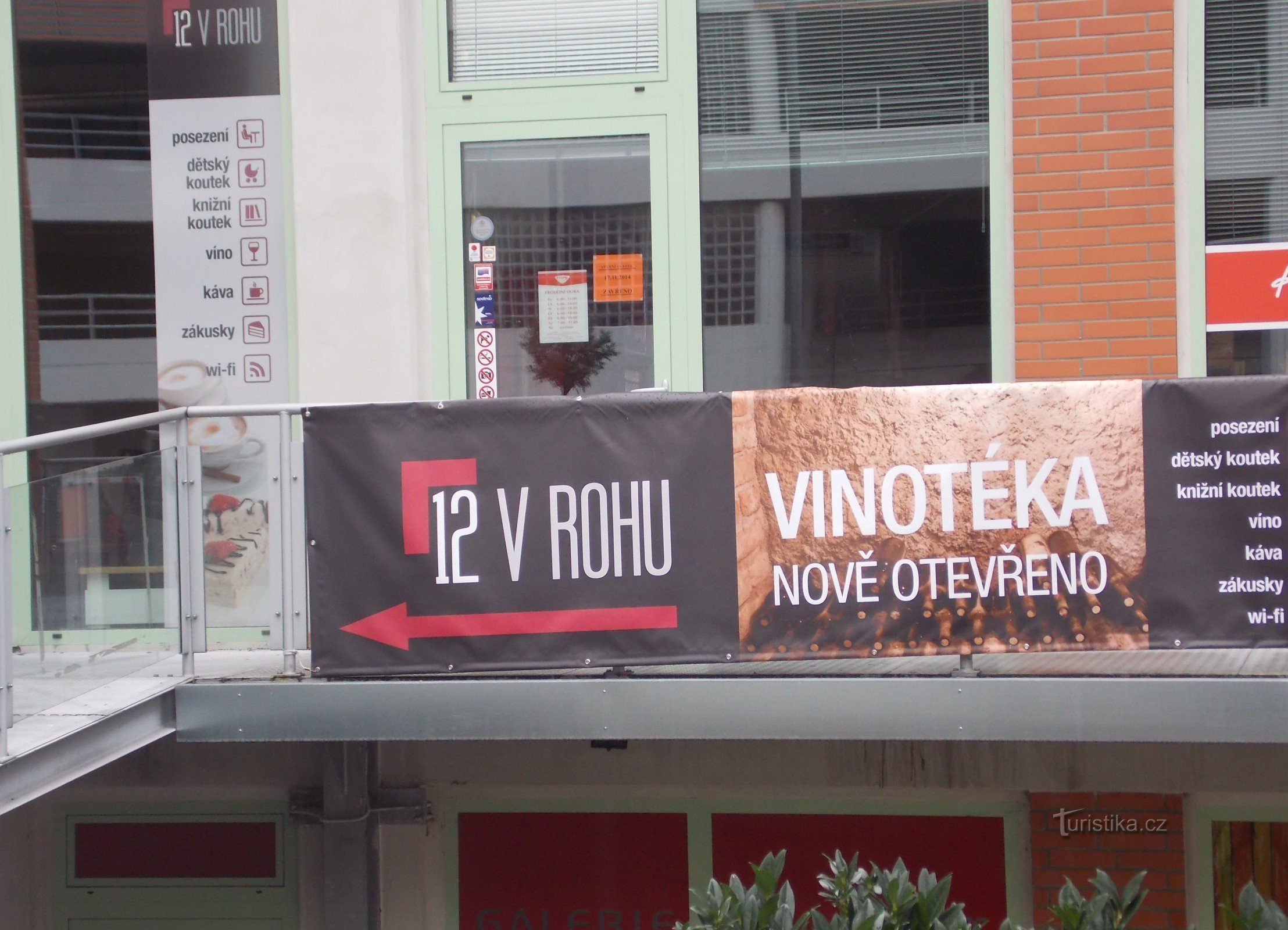 Vinoteka 12 in der Ecke - Stadtteil Svit, Zlín