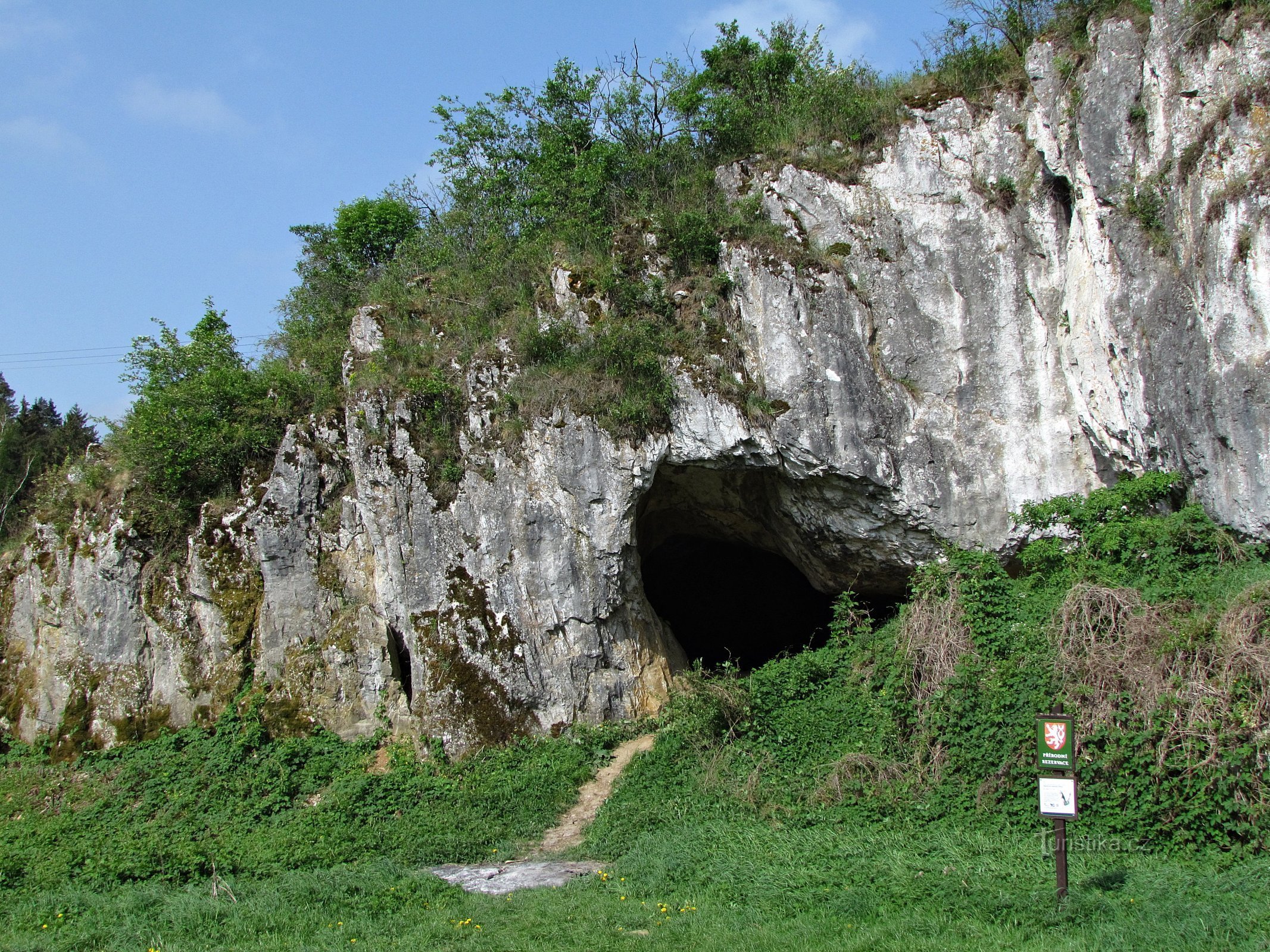 Stijena Vintock s pristupačnim špiljama