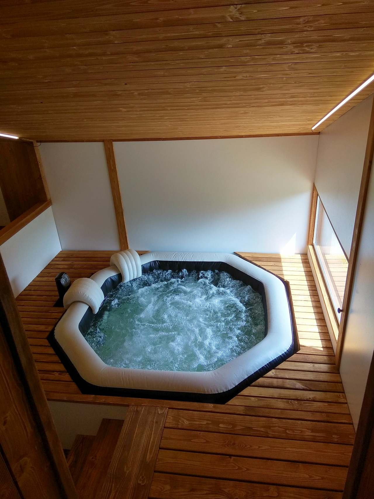 Hot tub for 6 people.