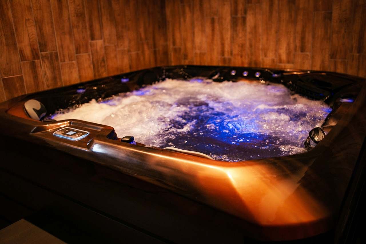 Hot tub for up to 5 people