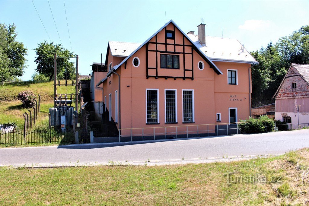 Village, centrale hydroélectrique