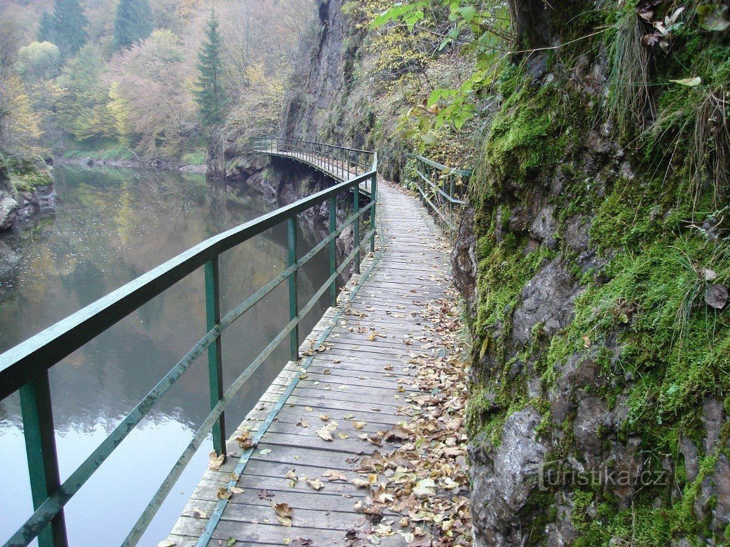 Passerelle suspendue (galerie), vue le long de la rivière Jizera