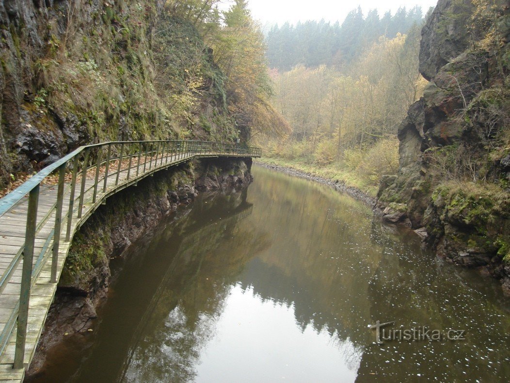 Passerella sospesa (galleria), vista in direzione contraria al torrente Jizera