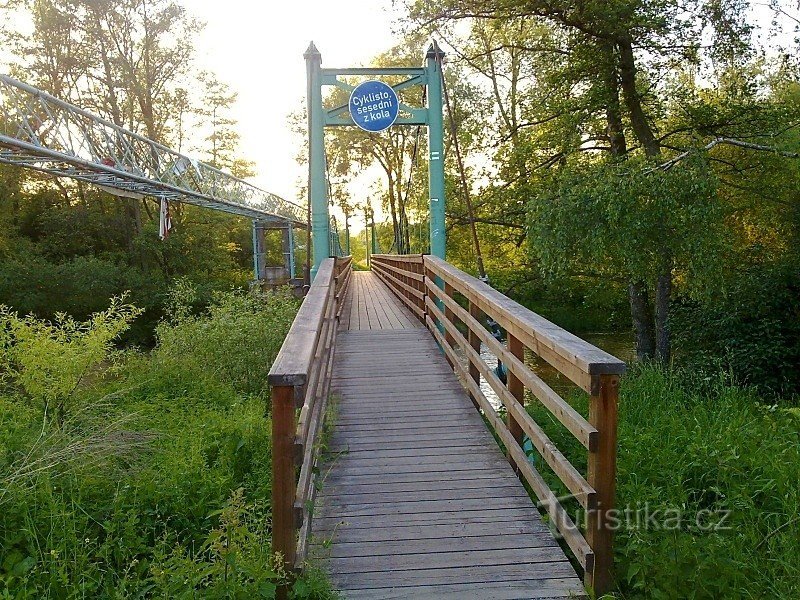 Cầu đi bộ bị treo ở Těšovice