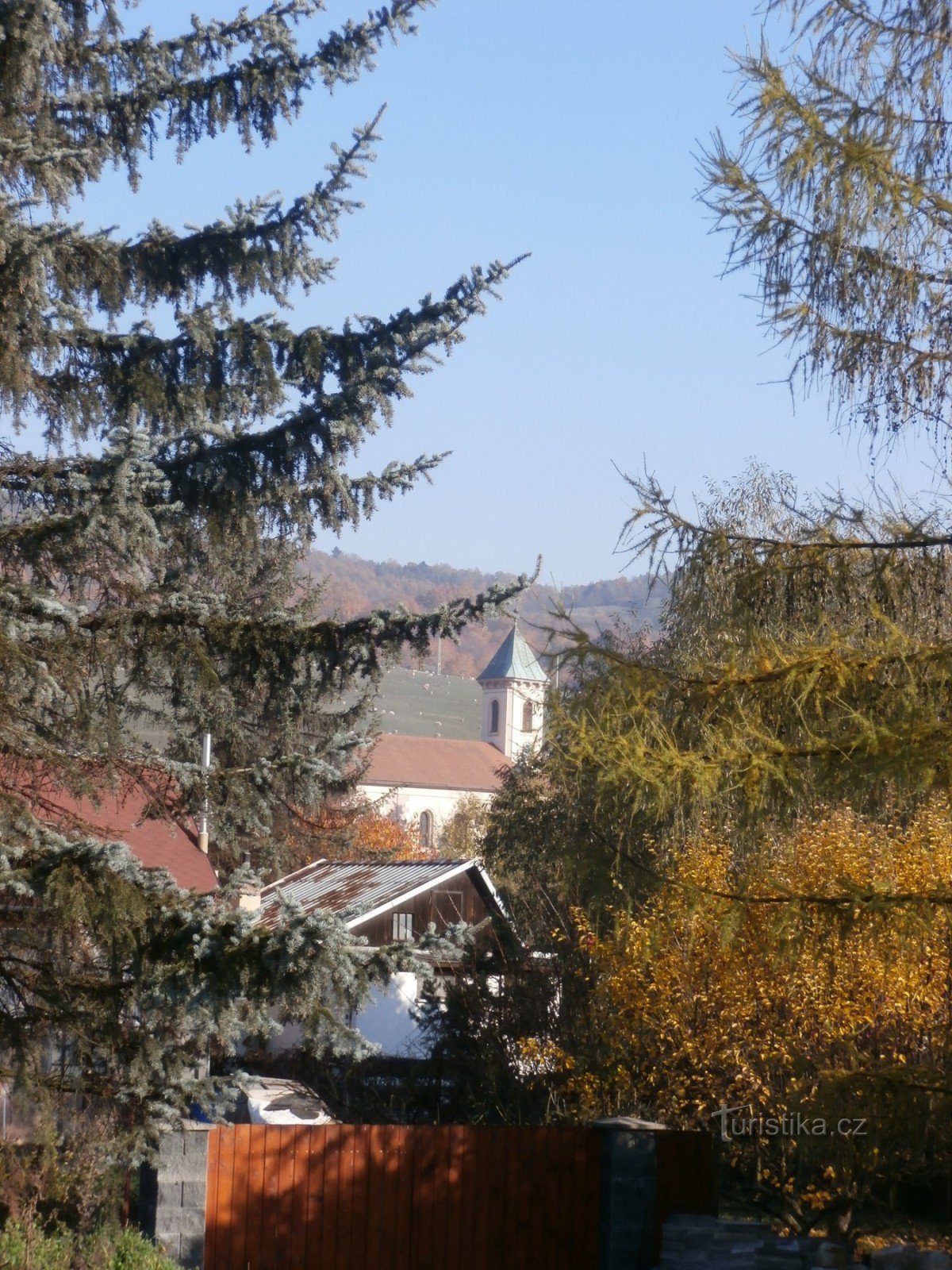 A igreja de St. recebe-nos da estação ferroviária. Venceslau