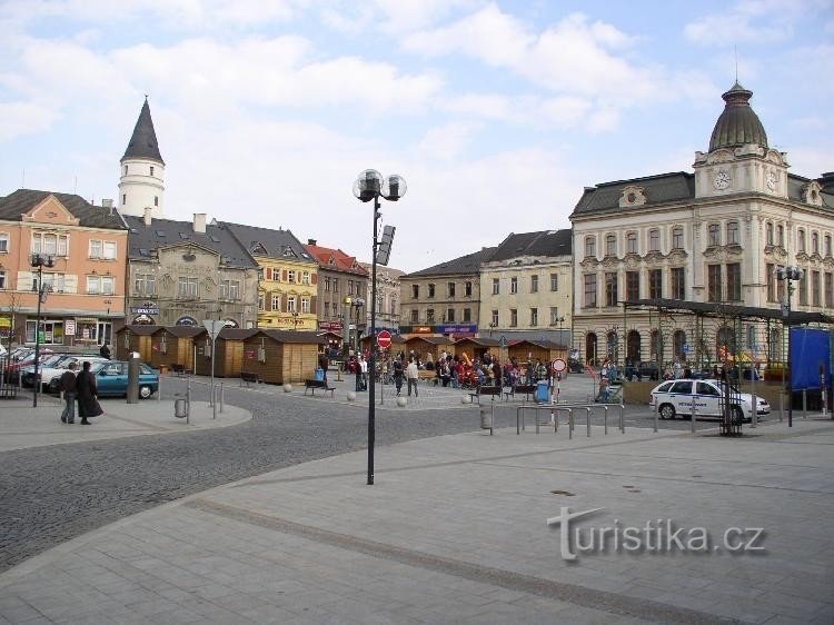 Accueillir le printemps sur la place TGM