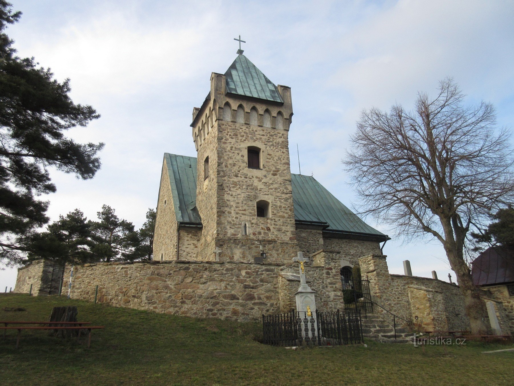 Vítochov – εκκλησία και το πεύκο του Munzar