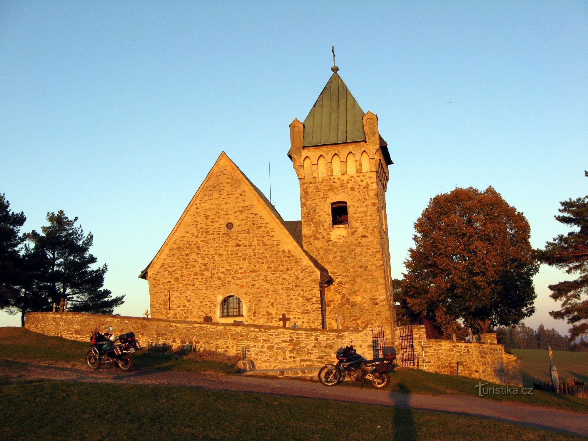 Vítochov - Pyhän Mikaelin kirkko auringonlaskun aikaan