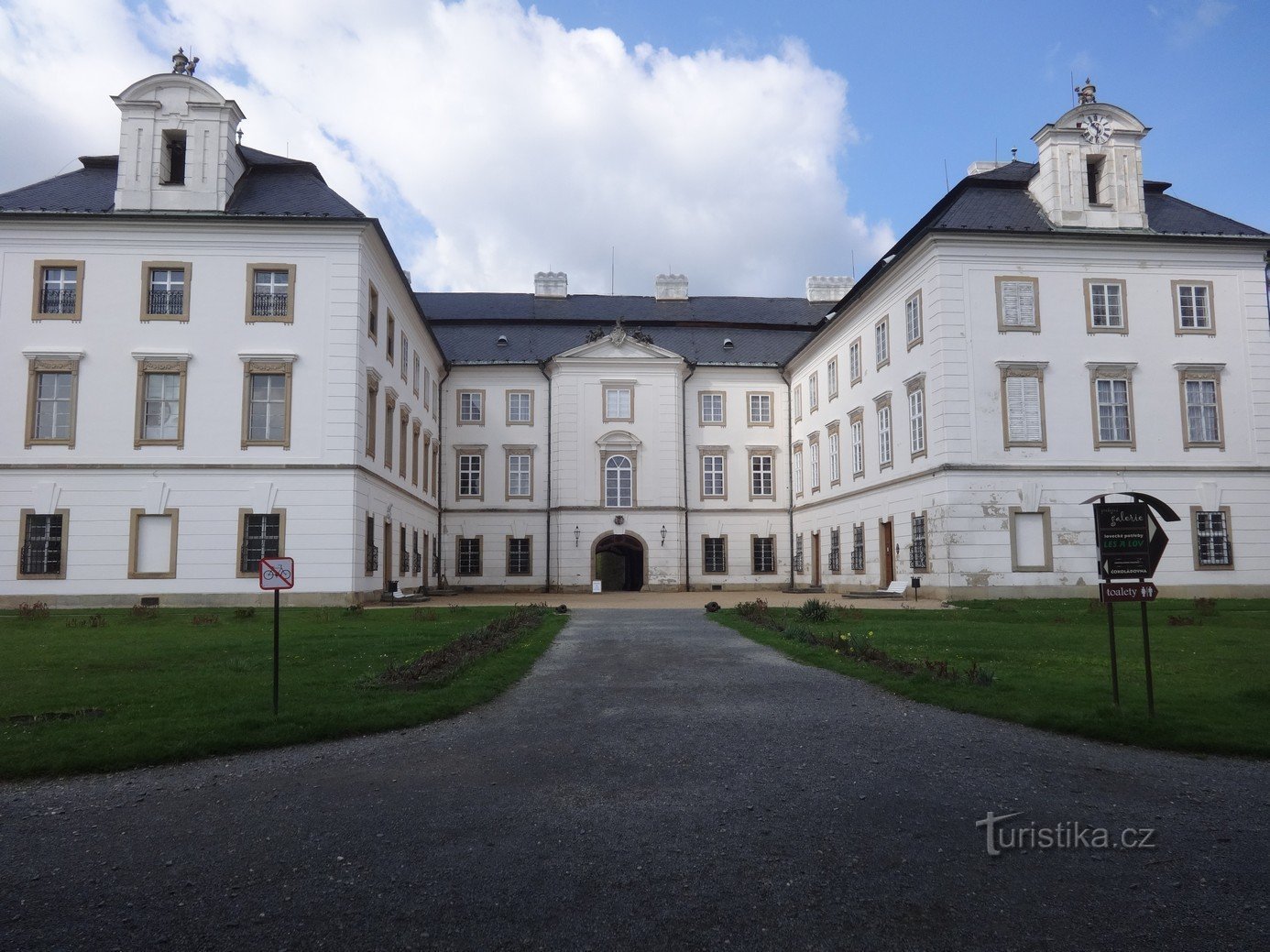 Vizovice en een renaissancekasteel met een park