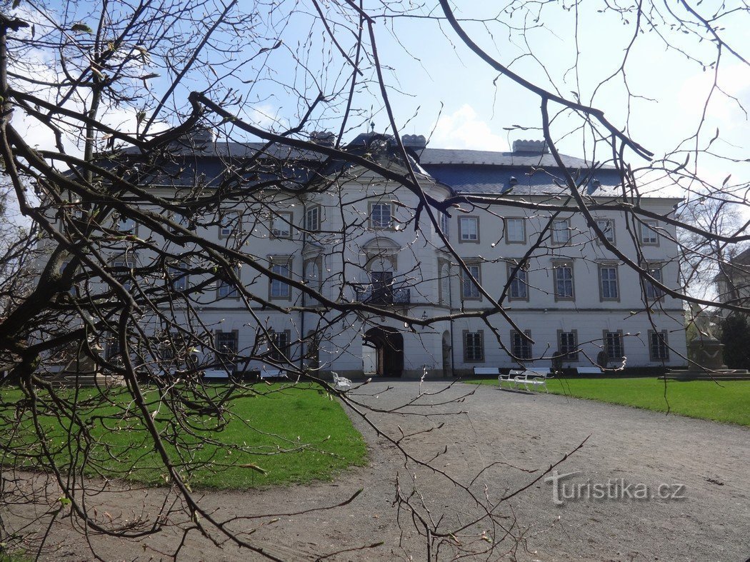 Vizovice en een renaissancekasteel met een park