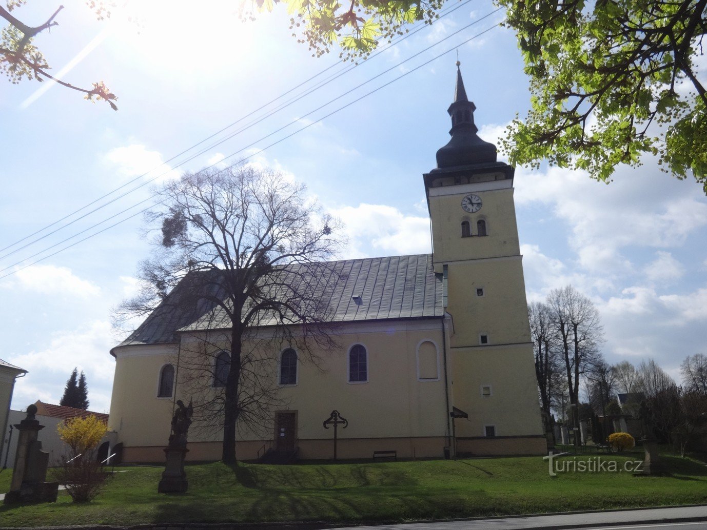 Vizovice, kerk van St. Lawrence en standbeelden van St. Florian en St. Jan Nepomuck