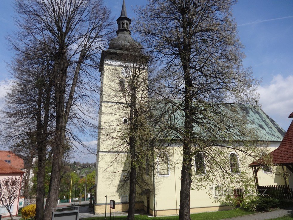 Vizovice, iglesia de St. Lawrence y las estatuas de St. Florián y St. Jan Nepomucký