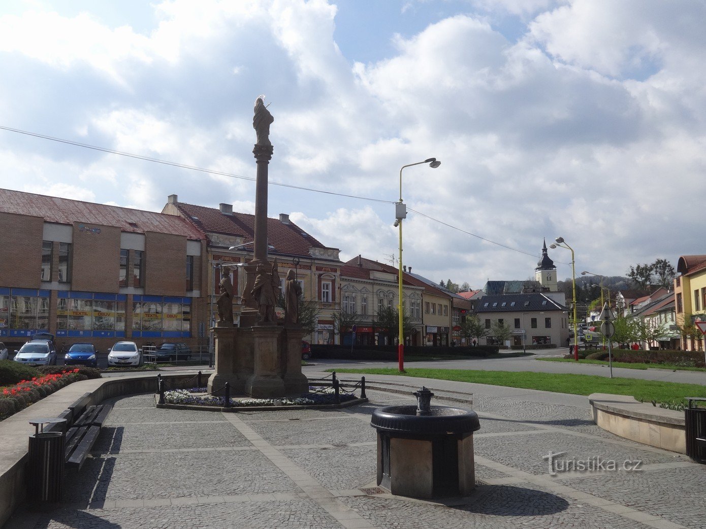 Vizovice - Kolonn med en staty av den sorgsna jungfru Maria på Masaryk-torget