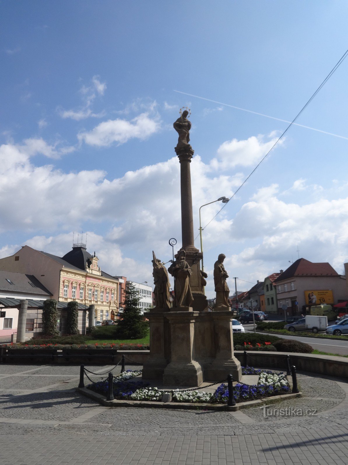 Vizovice - 马萨里克广场上带有悲伤圣母玛利亚雕像的柱子