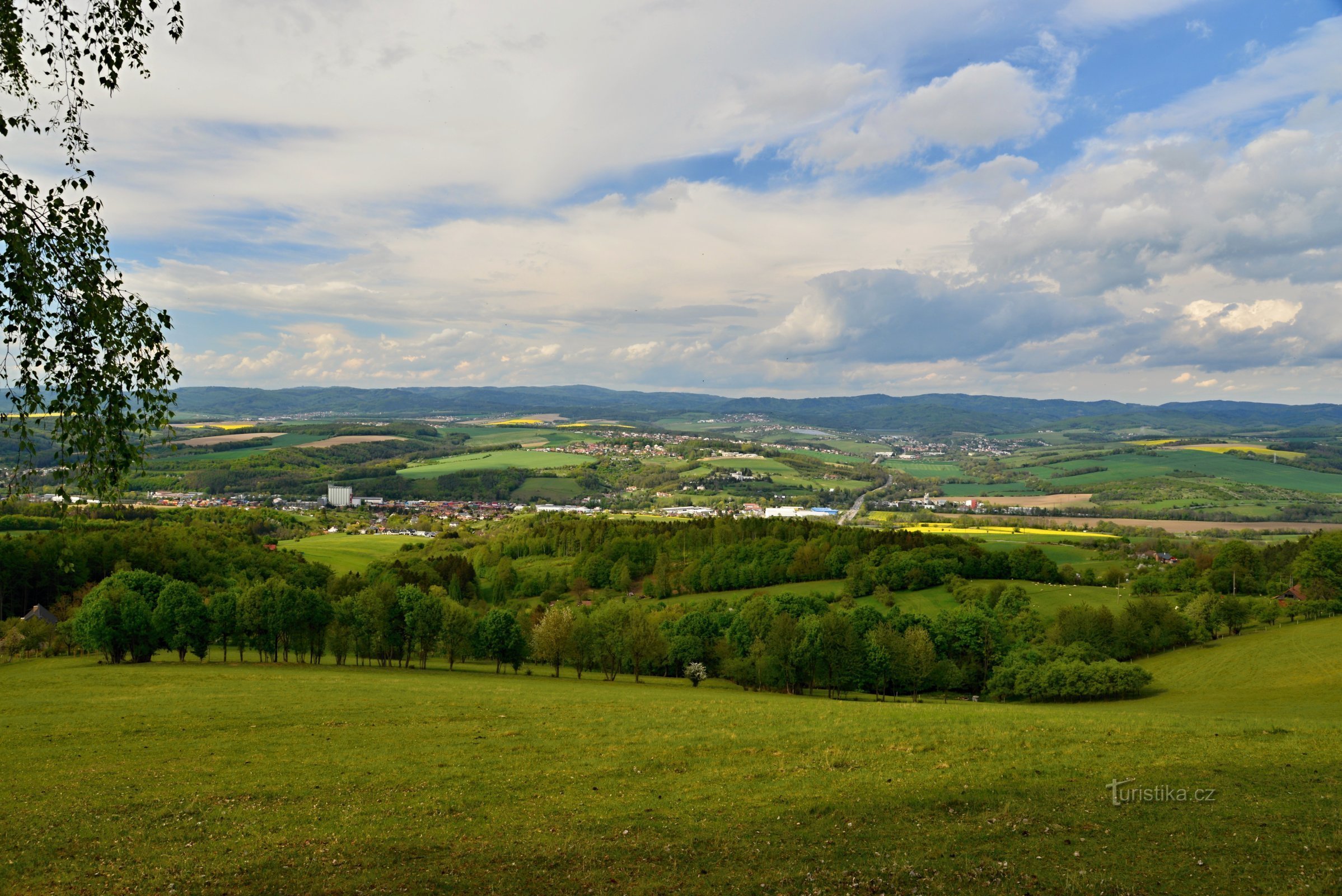 Hautes Terres de Vizovice : belvédère en terrasse sur Lípou - vue sur la vallée de Dřevnice et sur