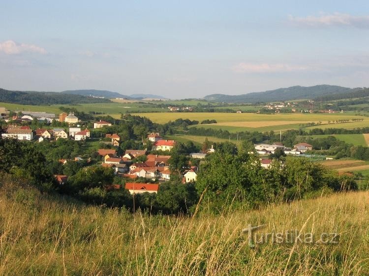 Vlachovice vanaf de voet van de Háj-heuvel