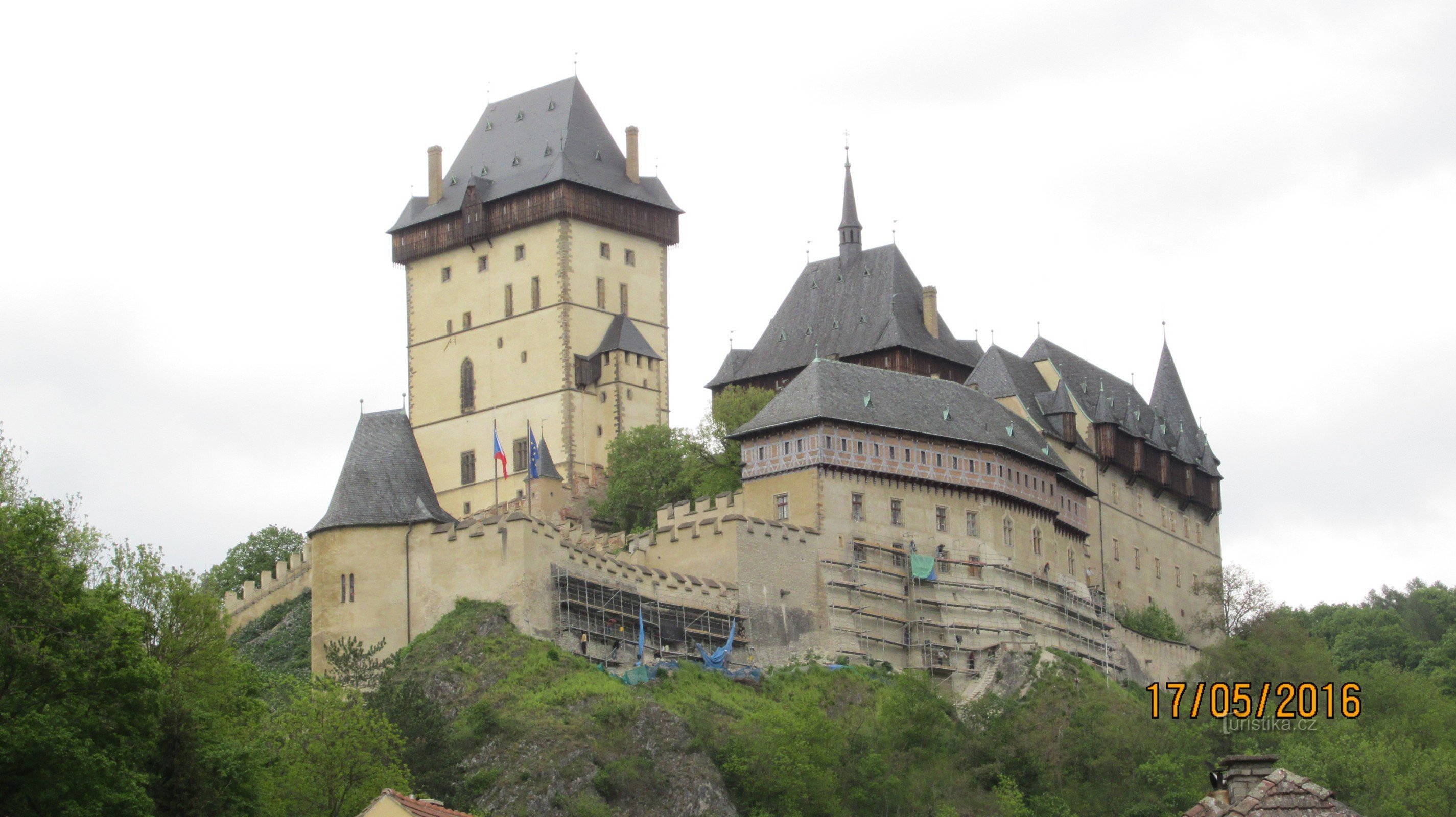 Vlakom iz Praga (do) Karlštejna, zatim do kamenoloma "Mala Amerika".