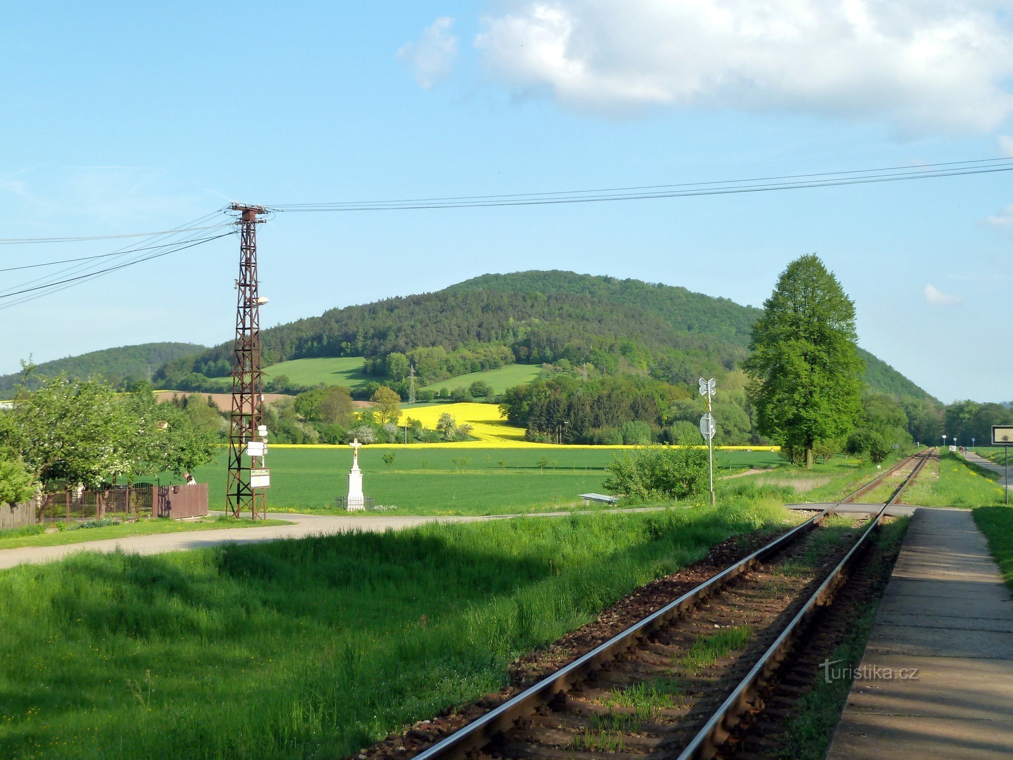vonatmegálló - kereszteződés az oszlopon a kép bal oldalán