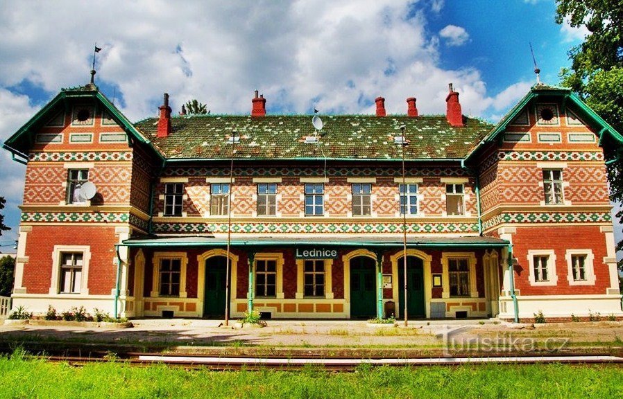 Het treinstation in Lednice - een van de mooiste in Tsjechië