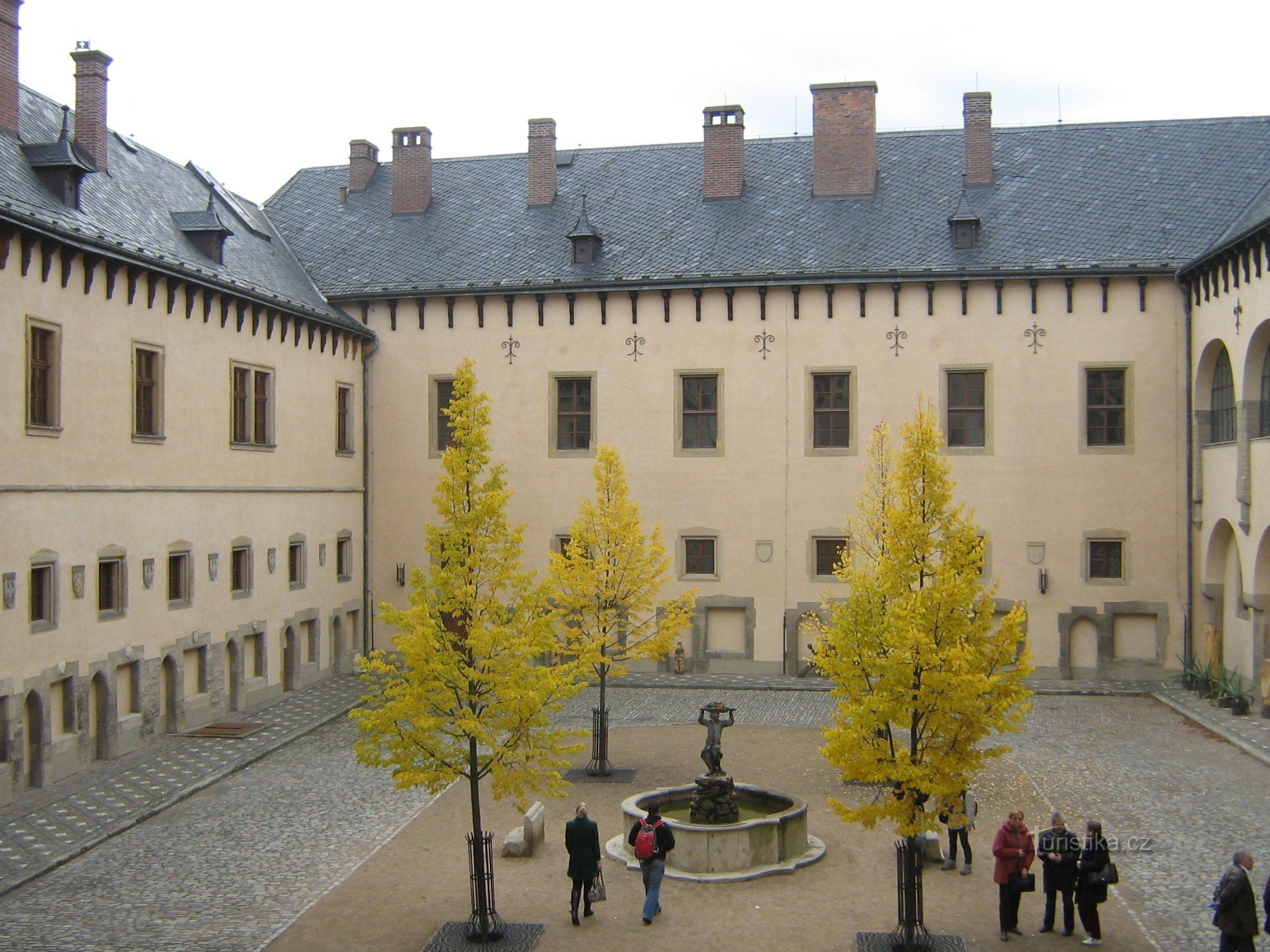 Vlašský dvůr - vestiges visibles en bas à gauche (niches) du smitny