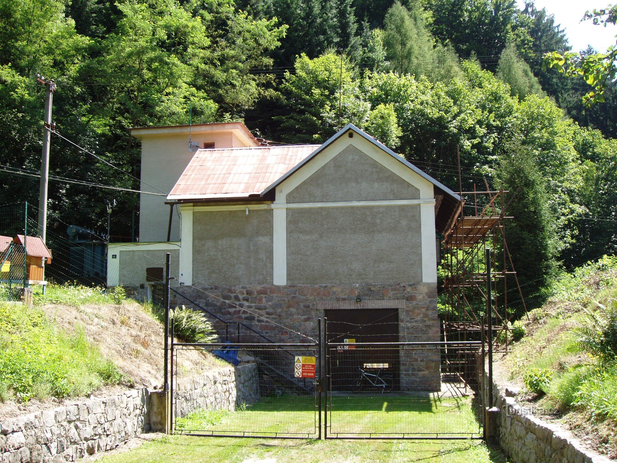 Propre centrale électrique avec turbine Francis