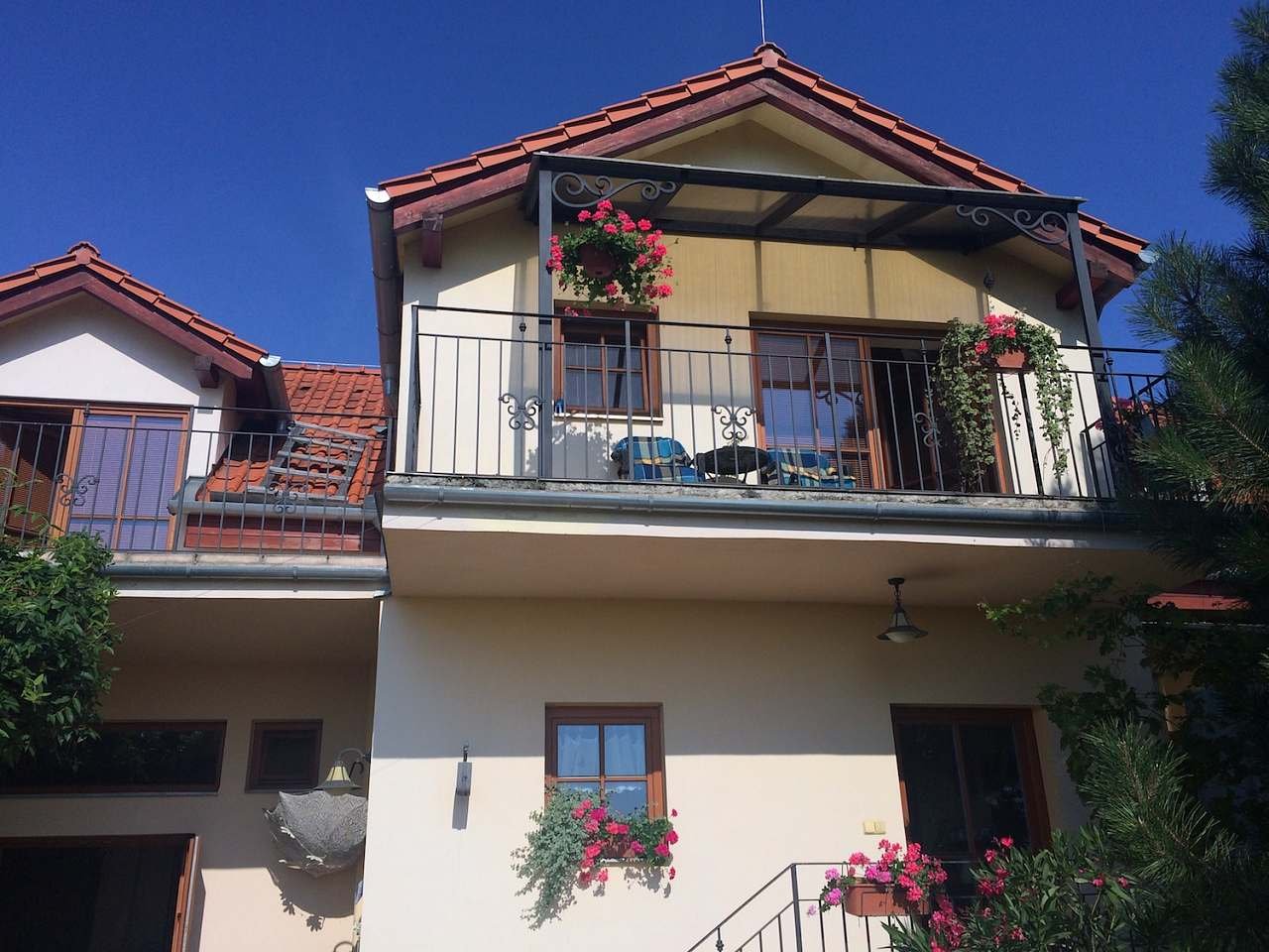 Vlastiti balkon sa garniturom za sjedenje - odnosi se na sobe sa maksimalno 3 ležaja.