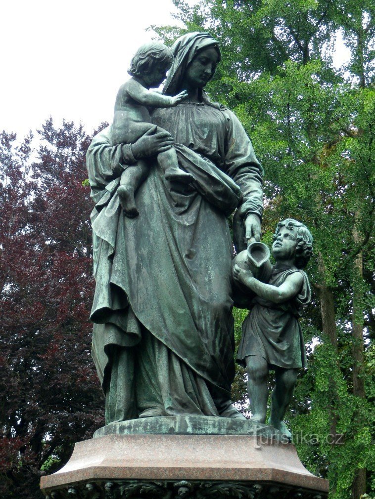 Escultura própria, mãe com filhos
