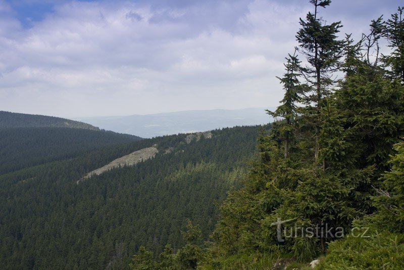 Schlucken Sie Steine ​​vom Gegenhang in der Nähe der ehemaligen Hütte