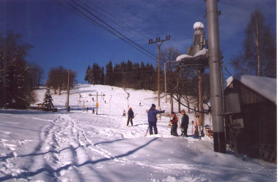 Xe cáp đưa khách lên đỉnh trượt tuyết Bavorák