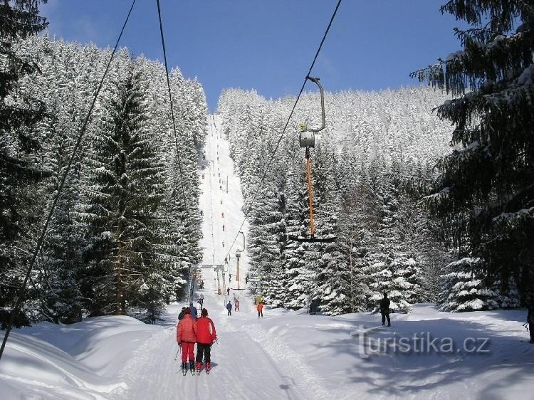 Aufzüge auf den Gipfel von Špičák: Blick auf den Gipfel von Špičák vom Skilift